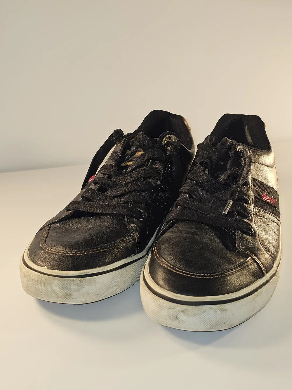 Levi’s Black Synthetic Leather Low Top Sneakers Men’s 10 Red Tab